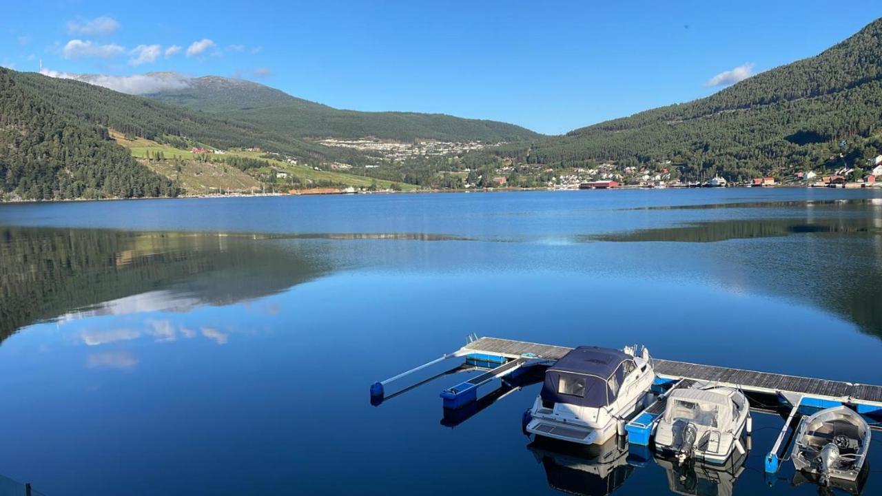 Nedre Amla Fjord Apartment Kaupanger Esterno foto