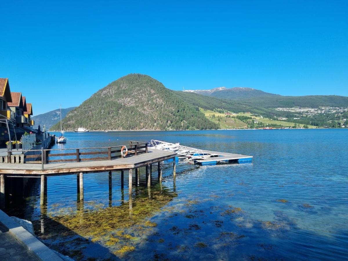 Nedre Amla Fjord Apartment Kaupanger Esterno foto